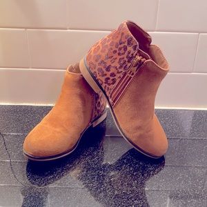Cat & Jack faux suede and cheetah print zippered booties size 11